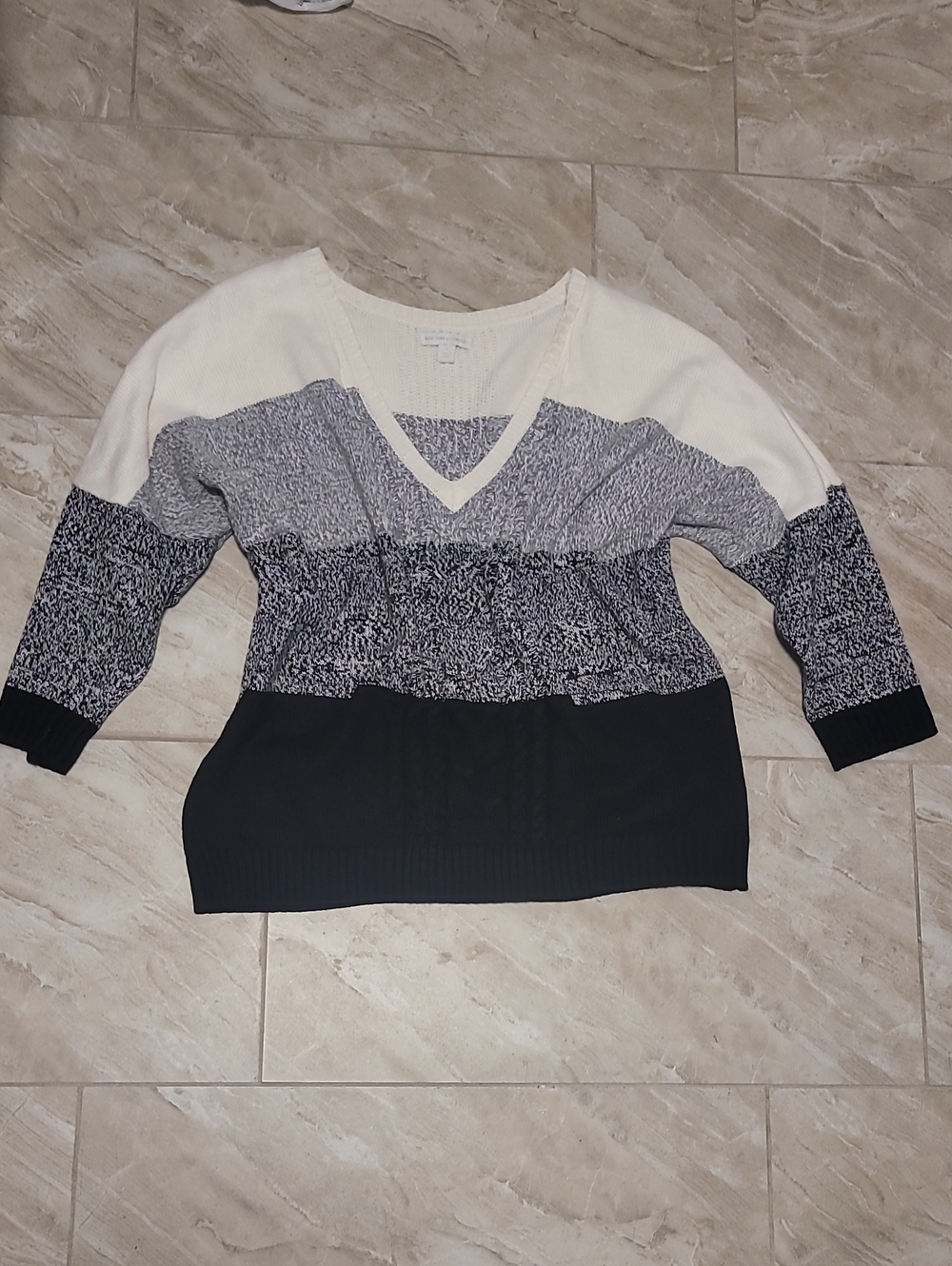 New York & Company V-Neck Colorblock Sweater in Cream, Gray & Black